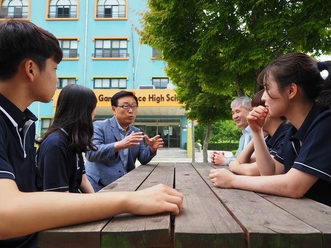 김종관 교장이 게임고 학생들과 대화를 나누고 있다.