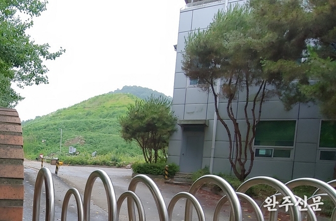 완주군 봉동읍 배매산 옆에 위치한 폐기물 매립장 입구. 고화토로 추정되는 물질이 산처럼 쌓여있다. 
