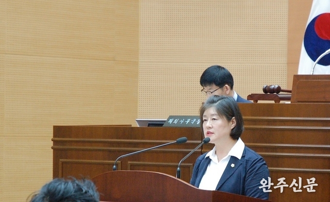 이인숙 완주군의원이 군정질의를 하고 있다.
