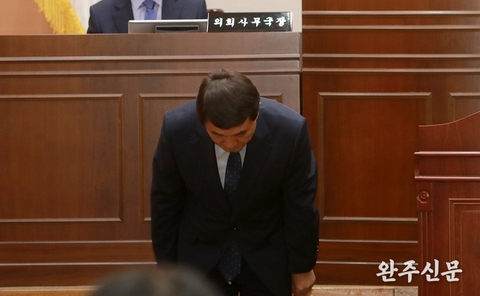 박성일 군수가 군정질의에 답변을 하기전 고개 숙여 인사를 하고 있다.