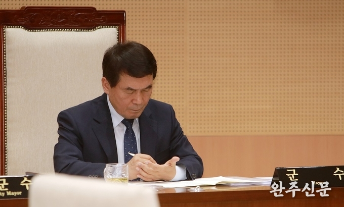 이인숙 의원이 군정질의를 하는 동안 박성일 군수가 고개 한번 들지 않고 착잡한 표정을 짓고 있다.