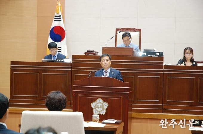 서남용 조사특위 위원장이 감사원 청구에 대한 발언을 하고 있다.