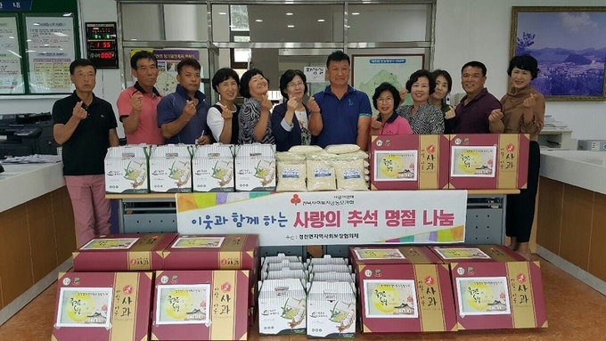 경천면 지역사회보장협의체는 홀몸어르신, 장애인 등 소외계층 20가구를 방문해 명절선물로 준비한 과일과 선물세트, 쌀을 전달했다.