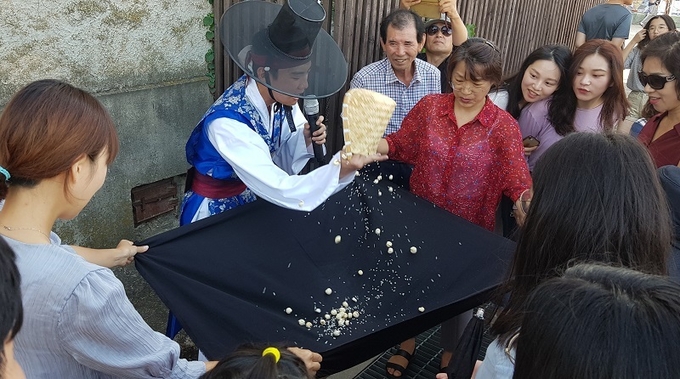 이훈 마술사가 쌀로 팝콘을 만들고 있다.