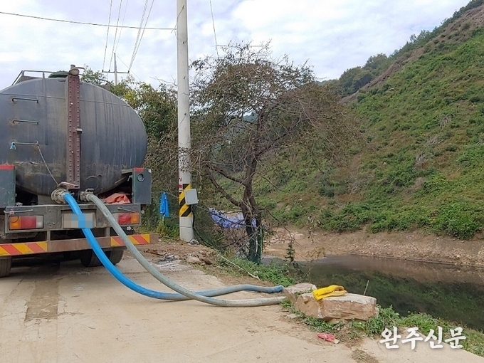 지난 17일 보은매립장 침출수로 오염된 저수지 물을 탱크로리 차량이 퍼내고 있다. 환경단체 관계자에 따르면 침출수는 노란색 탱크로리 차량으로 운반해야 한다고 한다. 이 때문에 침출수 처리 전반에 점검이 필요하다고 주장했다.