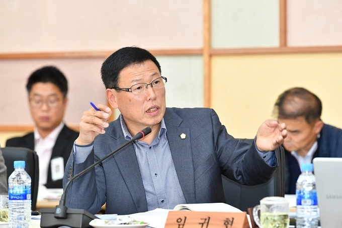 임귀현 군의원이 은진산업 행정대집행에 대해 비판을 하고 있다.