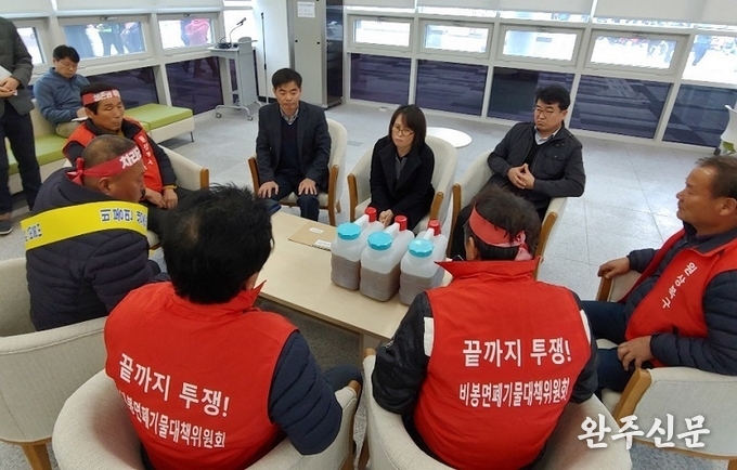 정선화 청장이 주민들이 전달한 침출수를 받고 요구사항을 청취하고 있다.