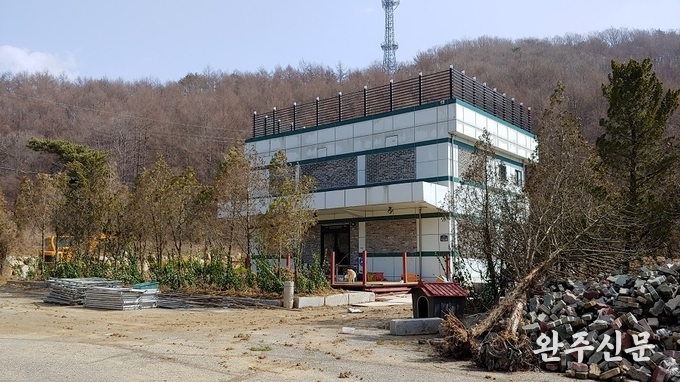 완주군 소양면에서 진안군 부귀면으로 넘어가는 길목에 위치한 '동물화장장'이 준공돼 개업을 준비 중이다.