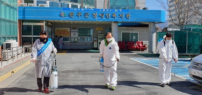 임정엽 예비후보가 11일 완주군장애인복지관에서 방역활동을 펼치고 있다.