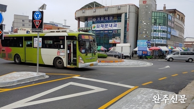 변경된 회전교차로에 익숙하지 않은 듯 버스가 힘겹게 통과하고 있다.
