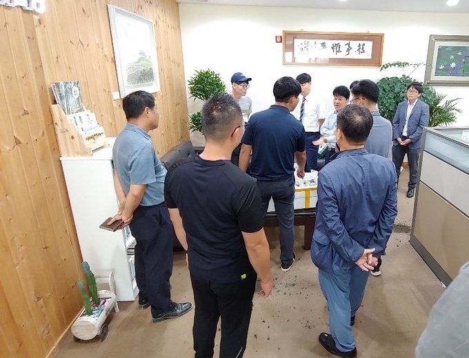 지난해 9월 A(50)씨를 비롯한 주민 3명은 봉동읍 둔산리에 소재한 배매산 옆 폐기물매립장에서 시추된 고화토를 들고 완주군수실을 항의방문했다.