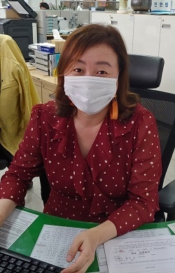 따뜻한 눈빛으로 민원인 이야기를 청취하고 있는 유수연 주무관 