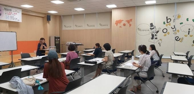 김헌수 시인은 둔산영어도서관에서 상주작가로 근무하며, 주민들에게 시와 펜 드로잉을 가르치고 있다.