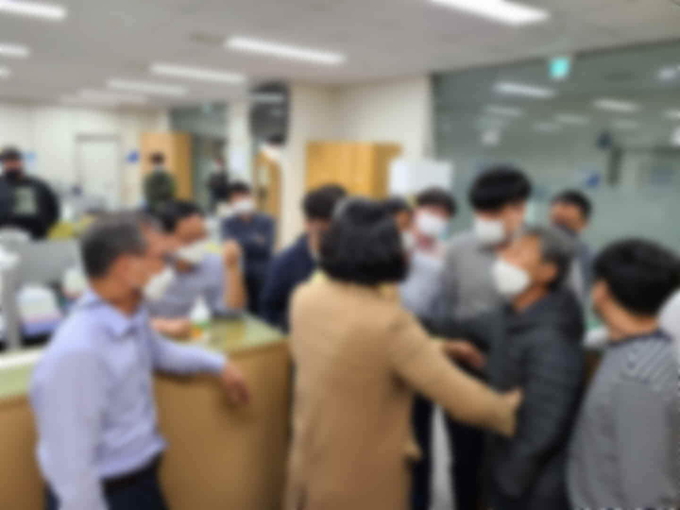 26일 오후 완주군청에 방문한 주민들과 공무원들이 실랑이를 벌이고 있다.