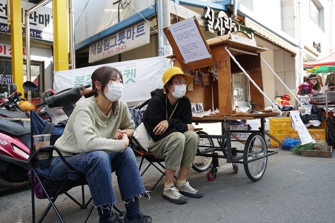청년 작가들이 예술 손수레를 제작해 본인들의 작품을 전시하고 재래시장에서 만난 주민들의 일상 물품과 물물교환을 하고 있다.