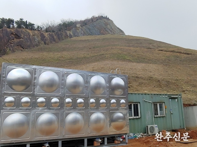 불법 폐기물로 산이 만들어진 보은매립장