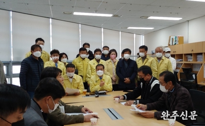 완주군의회 조사특위와 주민대책위원회가 5일 기자회견을 열고 불법 폐기물 이전을 촉구하고 있다.