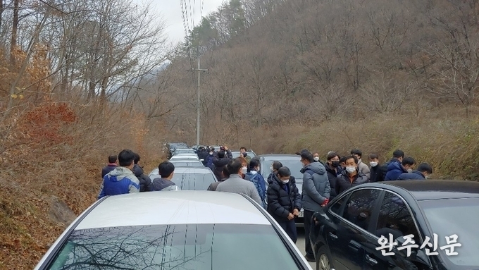 완주군은 최근 신흥계곡 분쟁의 원인이 된 불법담장을 철거할 계획이었다. 하지만 종교단체 측은 자동차로 길 100m 가량을 점거해 강제철거를 위한 장비 진입을 막았다.