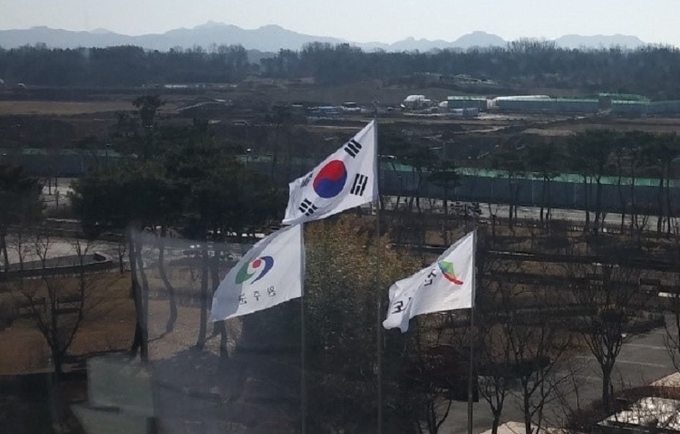 완주군청에는 새마을기가 없다. 완주군은 태극기, 전북도기, 완주군기만 게양하고 있다.
