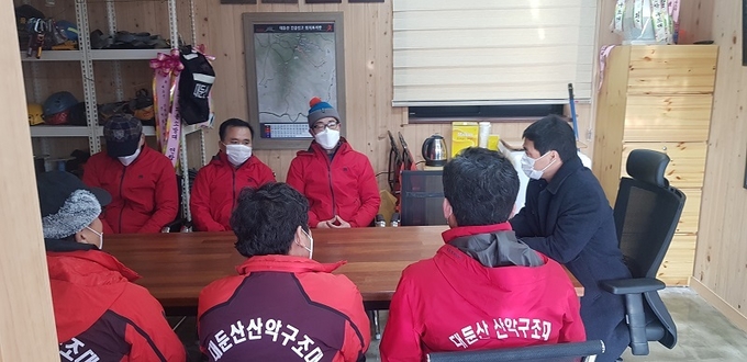 제태환 완주소방서장이 28일 산악전문의용소방대를 찾아 대둔산 안전지킴이 역할을 톡톡히 해낸 대원들을 격려하고 있다.