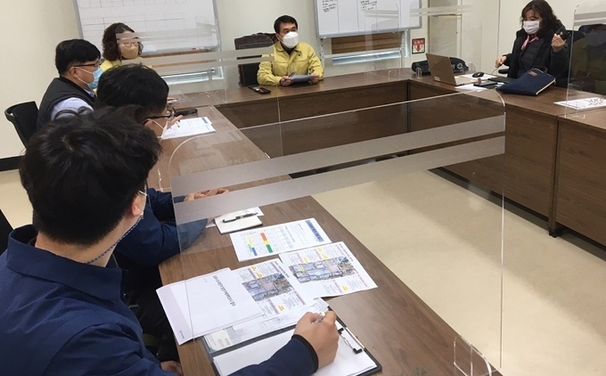 박성일 완주군수는 20일 오전 완주군보건소에서 현대차 확진자 발생 관련 대책회의 열었다.