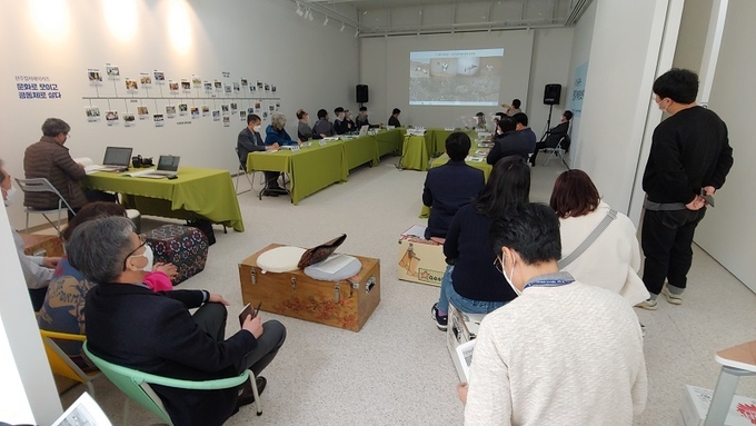 토론회에서 유칠선 박사가 만경강과 새만금 유역에서 황새를 모니터링한 결과를 발표하고 있다.