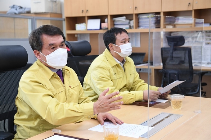 박성일 완주군수(왼쪽)와 김재천 완주군의회 의장이 수소특화산단 조성에 매진할 것을 다짐하고 있다.