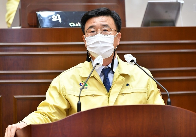 지난 26일 유의식 완주군의원이 군정질의를 통해 삼례지역 주민들의 고통을 호소하고 있다.