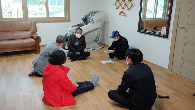 5일 오후 6시 어우마을회관에서 이장, 부녀회장, 개발위원장 등이 참석한 가운데 업체 측에서 시설에 대해 설명하고 있다.