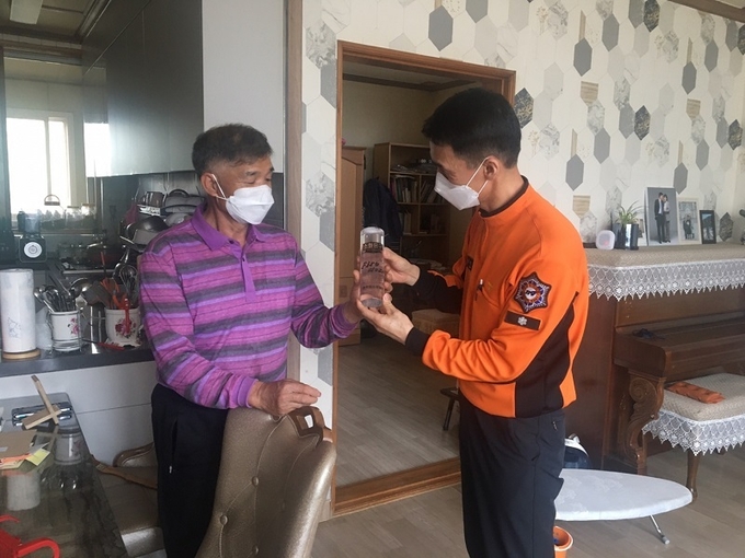 완주소방서가 청각장애인가구를 방문해 안전의식 제고를 위한 소방교육을 실시하고 있다.