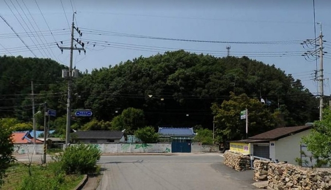 경천애인으로 가는 오복마을 삼거리. 전북도는 이곳 산을 잘라 사거리로 만들 계획을 제시했다.