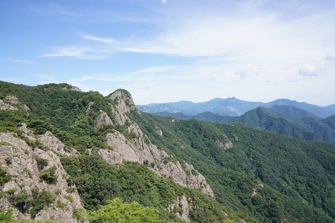 운암산 정상 너머로 운장산과 연석산도 보인다.