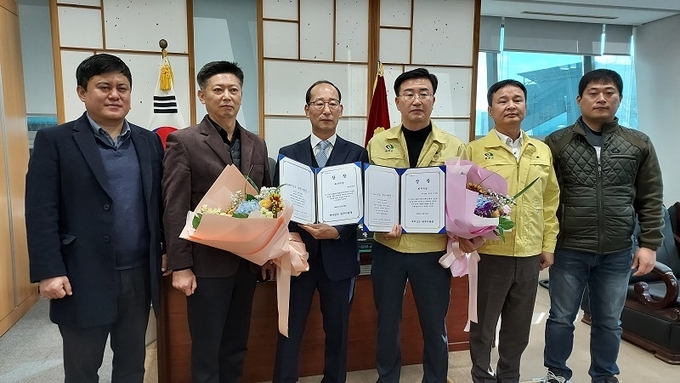 완주군의회 유의식 의원과 완주군 산림녹지과 반창원 과장이 올해 행정사무감사 우수 의원과 부서로 뽑혔다.