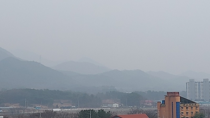 용진읍 오봉산이 미세먼지에 뒤덮였다.