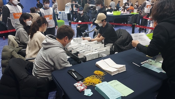 9일 완주군 문화체육센터에서 제20대 대통령선거 개표가 진행되고 있다.