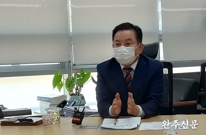완주군청에서 기자회견 중인 송지용 전 전북도의장