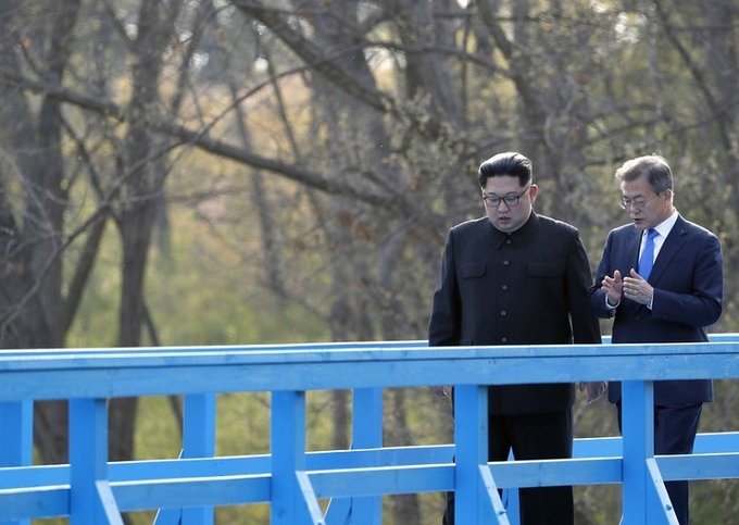 지난 2018년 4월 27일 문재인 전 대통령과 김정은 국무위원장이 판문점 정상회담 중 도보다리에서 산책을 하며 담소를 나누고 있다./한국공동사진취재단