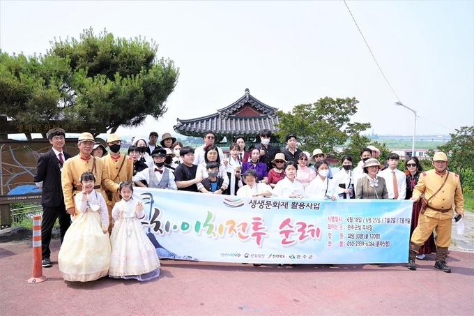 참가자들이 예술촌에서 비비정으로 이동해 기념촬영 중이다. 