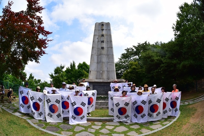 웅치전적비 앞에서 기념촬영/김광식 한국사진작가협회 완주지부장
