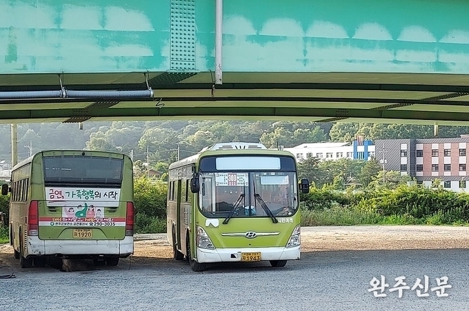 고산면 고가도로 아래 위치한 시민여객 차고지