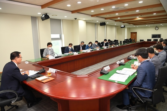 11일 13개 읍·면장이 참석한 가운데 완주군청 4층 중회의실에서 회의가 개최되고 있다.