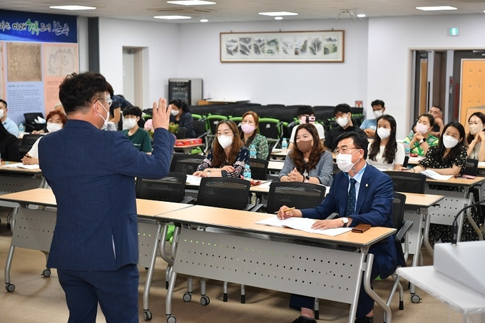 인권마을 학교에서 강의를 듣는 유의식 완주군의원(맨 앞줄)