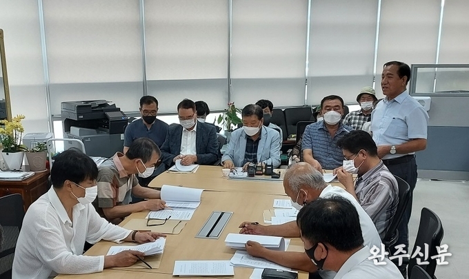 완주전주통합추진협의회 발족준비위원회가 완주군청에서 기자회견 중이다.