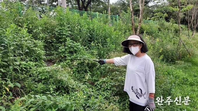 계량기가 어디 있는지 알 수 있겠냐고 묻는 조용옥 씨. 그는 검침을 위해 항상 낫을 들고 다닌다.