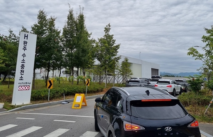 완주수소충전소 앞에 오전 7시부터 이용자들의 차량이 장사진을 이루고 있다.