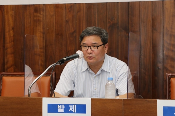 이용성 지역신문발전위원회 위원이 주제발표 중이다.