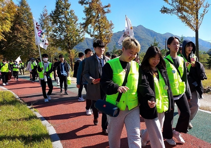 고산고 학생들이 19일 고산미소시장을 지나고 있다. 이날 유희태 완주군수, 서남용 완주군의장, 권요안 전북도의원이 학생들을 응원하며, 함께 걸었다.