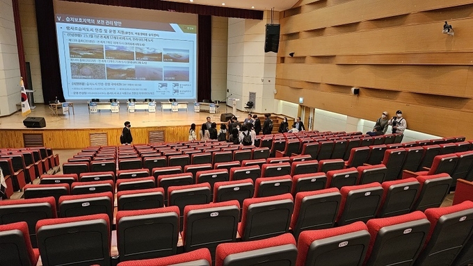 공청회가 파행을 겪다 무산되자 관계자만 남아 허탈해하고 있다.