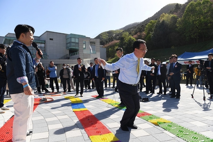 유희태 완주군수가 축제 프로그램을 즐기고 있다.