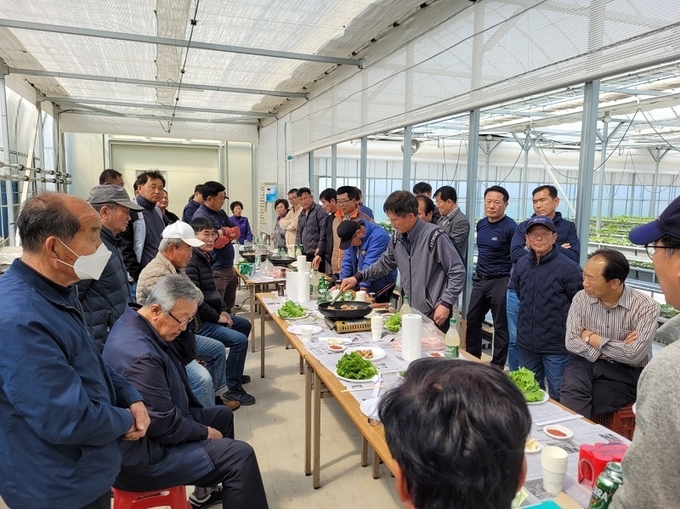 지난 8일 완주군민 50여명이 모여 신천습지 지정에 대해 논의하고 있다.